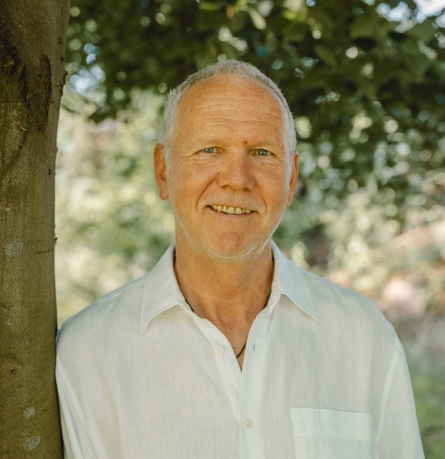Portrait des Männercoach Dr Hans Glattkowski, der optimistisch und gewinnend lächelt.