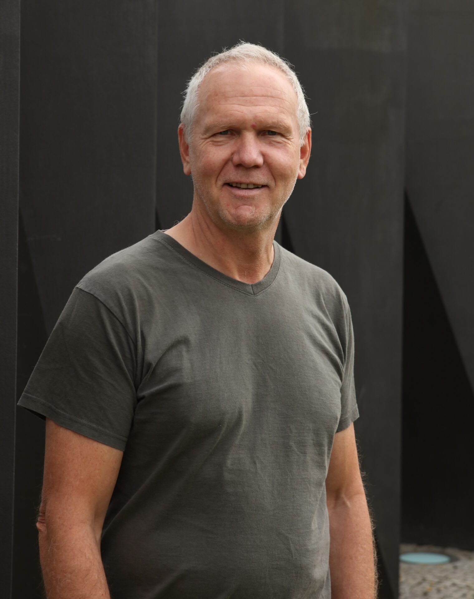 Männercoach Dr. Hans Glattkowski casual gekleidet